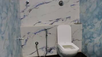 Basic Double Room | Bathroom