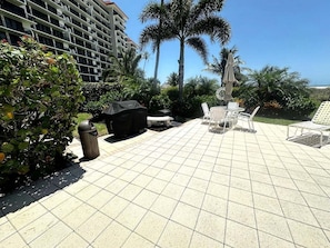 Outdoor dining - Beachfront 1BR condo in Marco Island with pool, WiFi and full kitchen. (Marco Island)