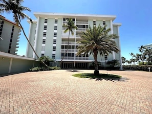 Exterior - Beachfront 1BR condo in Marco Island with pool, WiFi and full kitchen. (Marco Island)
