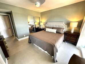 1 bedroom, iron/ironing board, free WiFi, bed sheets - Beachfront 1BR condo in Marco Island with pool, WiFi and full kitchen. (Marco Island)