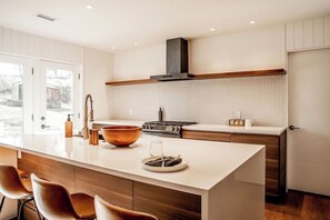 Private kitchen - 3BD, 2BA Private Home with Putting Green - 5 min from Downtown (Knoxville)