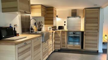 Réfrigérateur, micro-ondes, four, plaque de cuisson