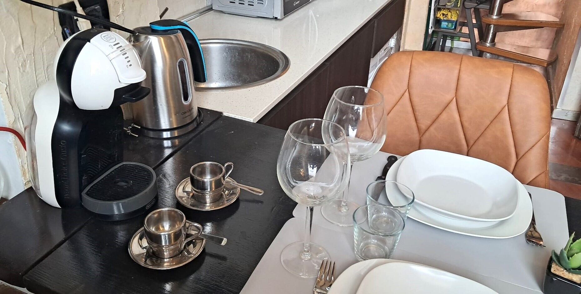 Kjøleskap, mikrobølgeovn, kokeplater og kaffetrakter/tekoker