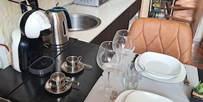 Køleskab, mikrobølgeovn, kogeplade, kaffe-/temaskine