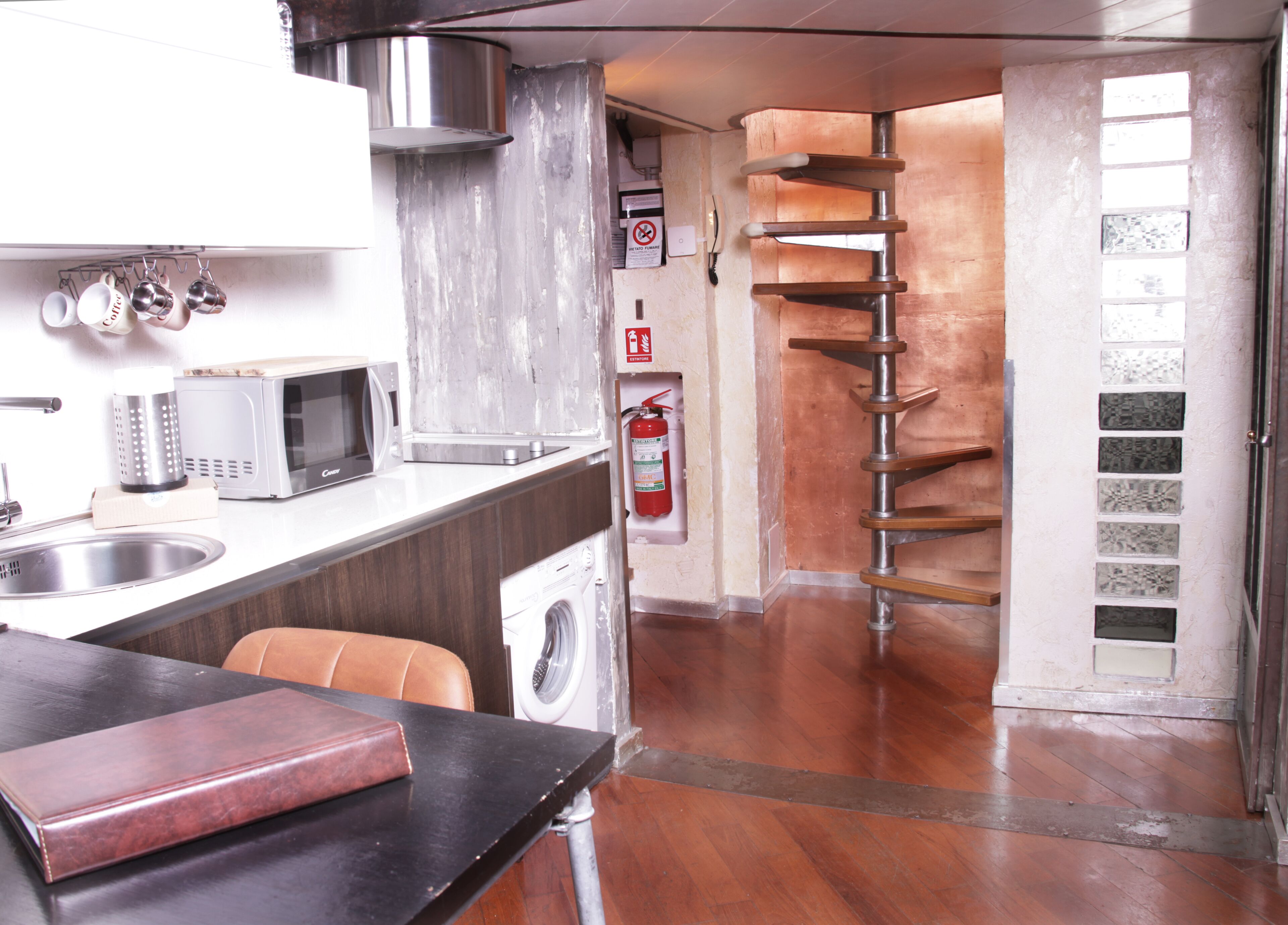 Réfrigérateur, micro-ondes, plaque de cuisson, cafetière/bouilloire