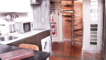 Réfrigérateur, micro-ondes, plaque de cuisson, cafetière/bouilloire