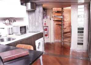 Køleskab, mikrobølgeovn, kogeplade, kaffe-/temaskine