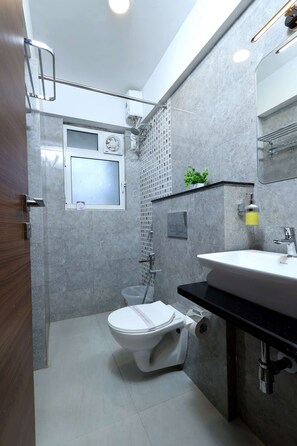 Suihku, hiustenkuivaaja, pyyhkeet