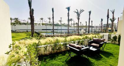 Luxury Chalet with Garden & Pool View in Marassi