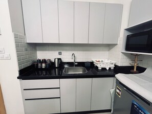 KĂŒhlschrank, Mikrowelle, Ofen, GeschirrspĂŒler