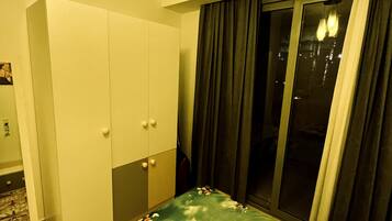 2 bedrooms, iron/ironing board, WiFi