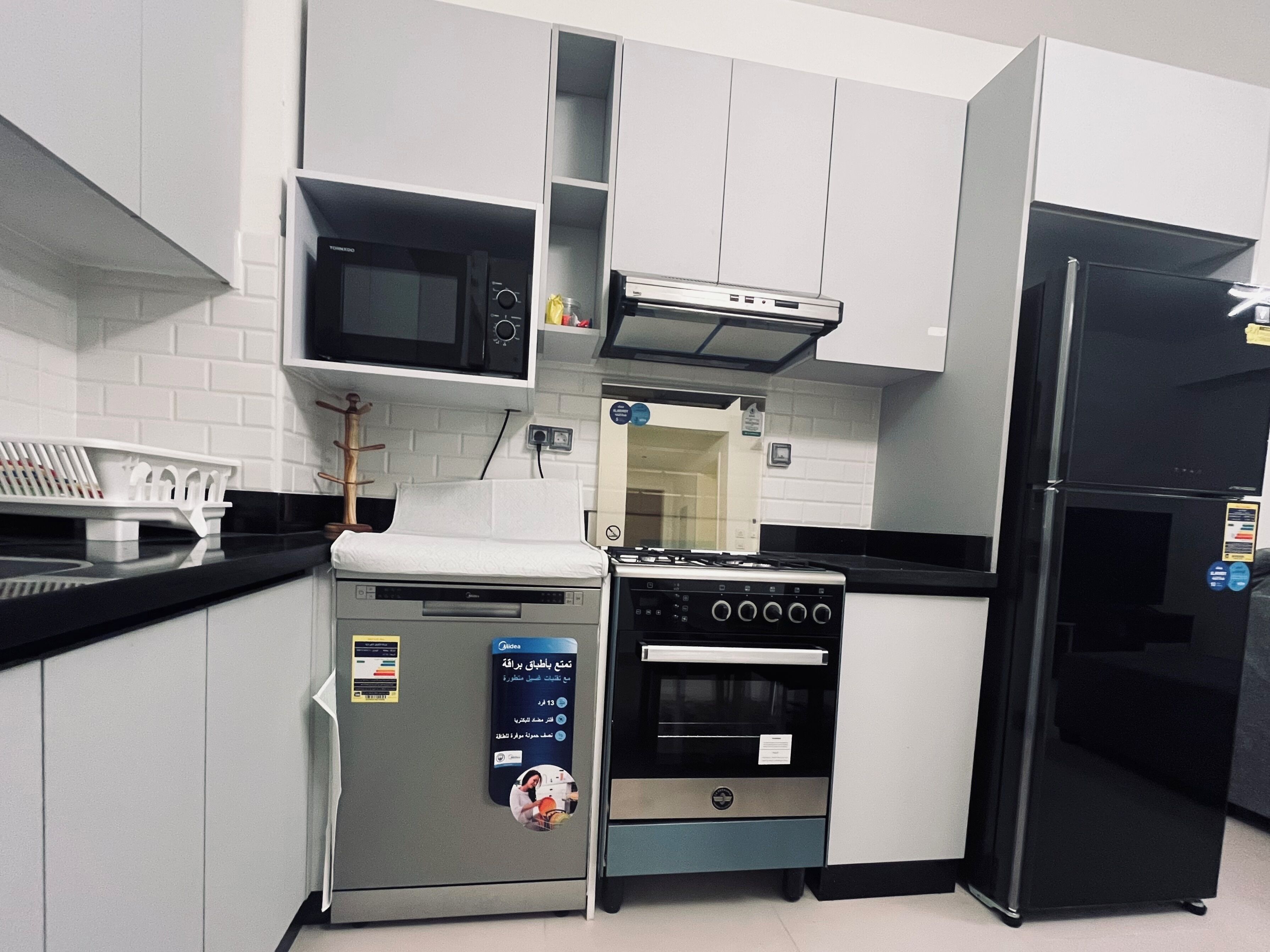 Kjøleskap, mikrobølgeovn, ovn og oppvaskmaskin