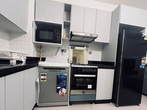 Refrigerador, microondas, horno y lavavajillas 