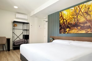 A bedroom with a bed, a desk, a wardrobe, and a large window with a forest view. - Iraipe Haro Auto Check-in (Haro)