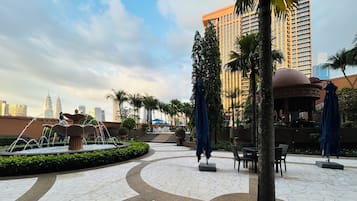 Kolam renang tertutup