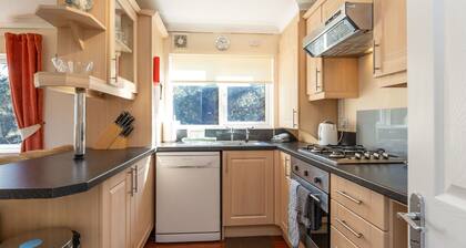 Stunning private villa for 4 guests with WIFI, TV, patio, pets allowed and panoramic view