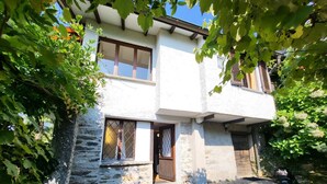 A two-story building with stone walls and a stone-paved entrance. - Beautiful private villa for 5 people with TV, balcony and pets allowed (Vairano)