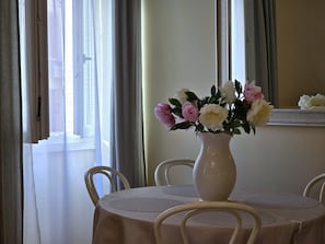 Appartement Ville, vue ville | 2 chambres, rideaux occultants, Wi-Fi gratuit