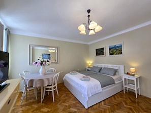 Appartement Ville, vue ville | 2 chambres, rideaux occultants, Wi-Fi gratuit