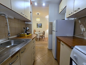 City Apartment, City View | Private kitchen | Electric kettle, toaster