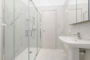 Shower, hair dryer, towels - MGH- My Desenzano Center Apartment (Desenzano del Garda)