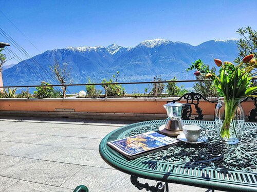 Schöne Wohnung für 4 Personen mit  W-LAN, Pool, TV, Innenhof, Haustiere erlaubt und Panoramablick