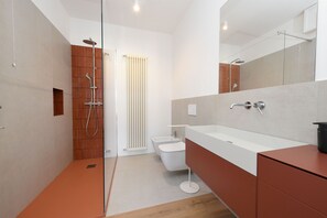 Douche, sĂšche-cheveux, bidet, serviettes fournies