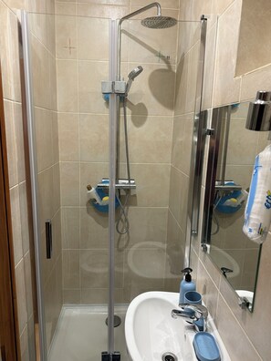 Douche, sèche-cheveux, serviettes fournies, savon