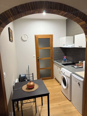 Réfrigérateur, micro-ondes, plaque de cuisson