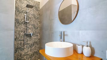 Doccia, asciugacapelli, bidet, asciugamani