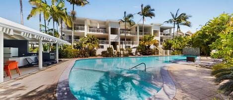 Alberca techada y alberca climatizada