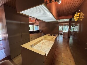 Kjøleskap, mikrobølgeovn, kokeplater og oppvaskmaskin