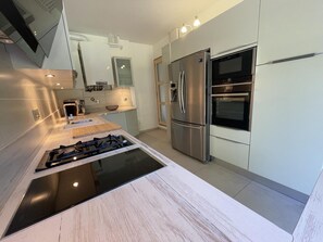 Refrigerador, microondas, horno y lavavajillas 