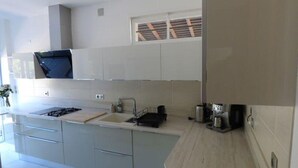 Una cocina moderna con una isla central, armarios empotrados y un ventanal sobre el fregadero.