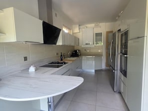 Coffee/tea maker, fridge, microwave, oven
