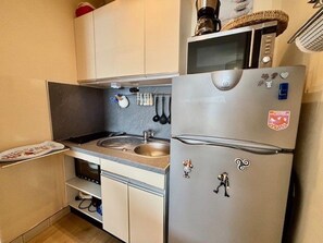 Kühlschrank, Mikrowelle, Herdplatte, Wasserkocher mit Kaffee-/Teezubehör