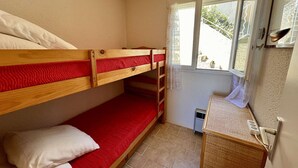 A small, compact room with bunk beds, a small desk, and a window. - 2-room Apartment - Sea View - Pool - Cavalaire (Cavalaire-sur-Mer)