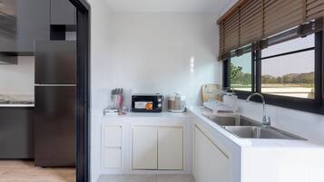 Refrigerador, microondas y comedor