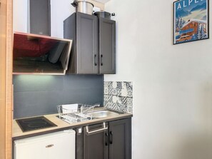 Kühlschrank, Herdplatte, Wasserkocher mit Kaffee-/Teezubehör