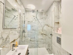 Douche, sèche-cheveux, serviettes fournies, papier toilette