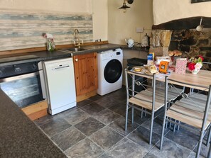 Dishwasher, cookware/dishes/utensils - Tea Cosy Cottage (Bude)