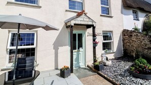 A building with a white facade, a green door, and a sign reading "PARK FARM". - Tea Cosy Cottage (Bude)