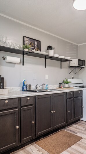 Refrigerador, cafetera y tetera y utensilios de cocina 