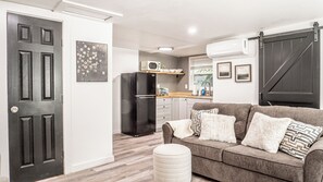 TV, offices - This cottage is a 1 bedroom(s), 1 bathrooms, located in Abilene, TX. (Abilene)