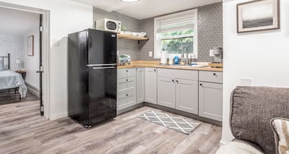 This cottage is a 1 bedroom(s), 1 bathrooms, located in Abilene, TX.