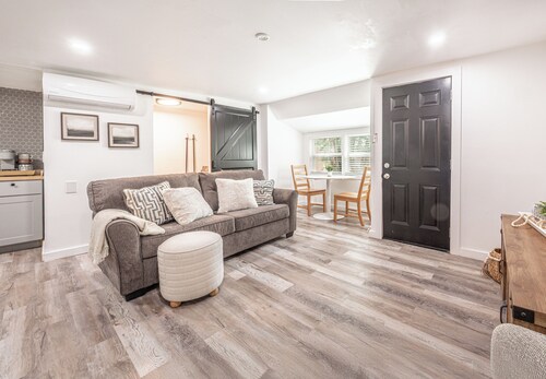 This cottage is a 1 bedroom(s), 1 bathrooms, located in Abilene, TX.