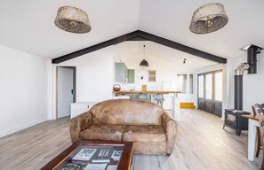 Books - Loft perched on the heights of Saint Emilion. (saint genes de castillon)