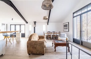 Books - Loft perched on the heights of Saint Emilion. (saint genes de castillon)