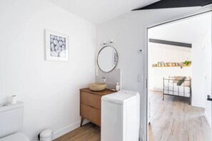 Secadora de cabello, toallas, jabón, papel de baño