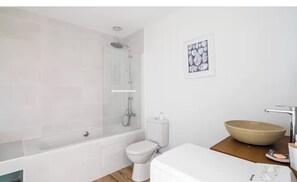 Een haardroger, handdoeken, zeep, toiletpapier